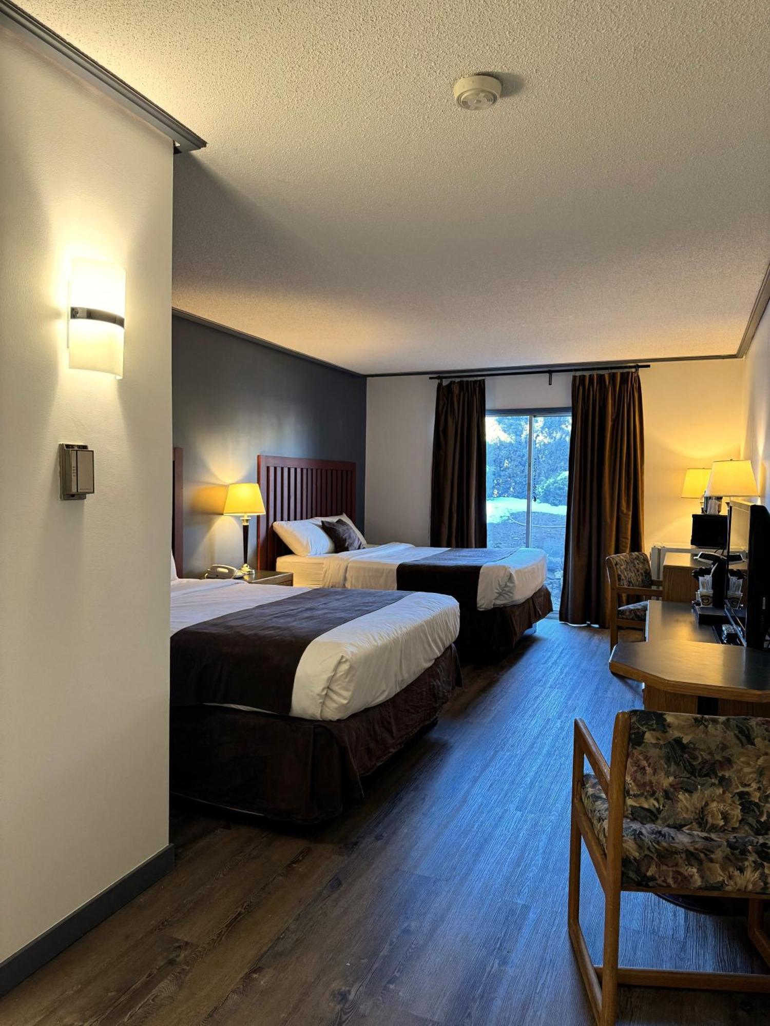 Divya Sutra Plaza And Conference Centre, Vernon, Bc المظهر الخارجي الصورة