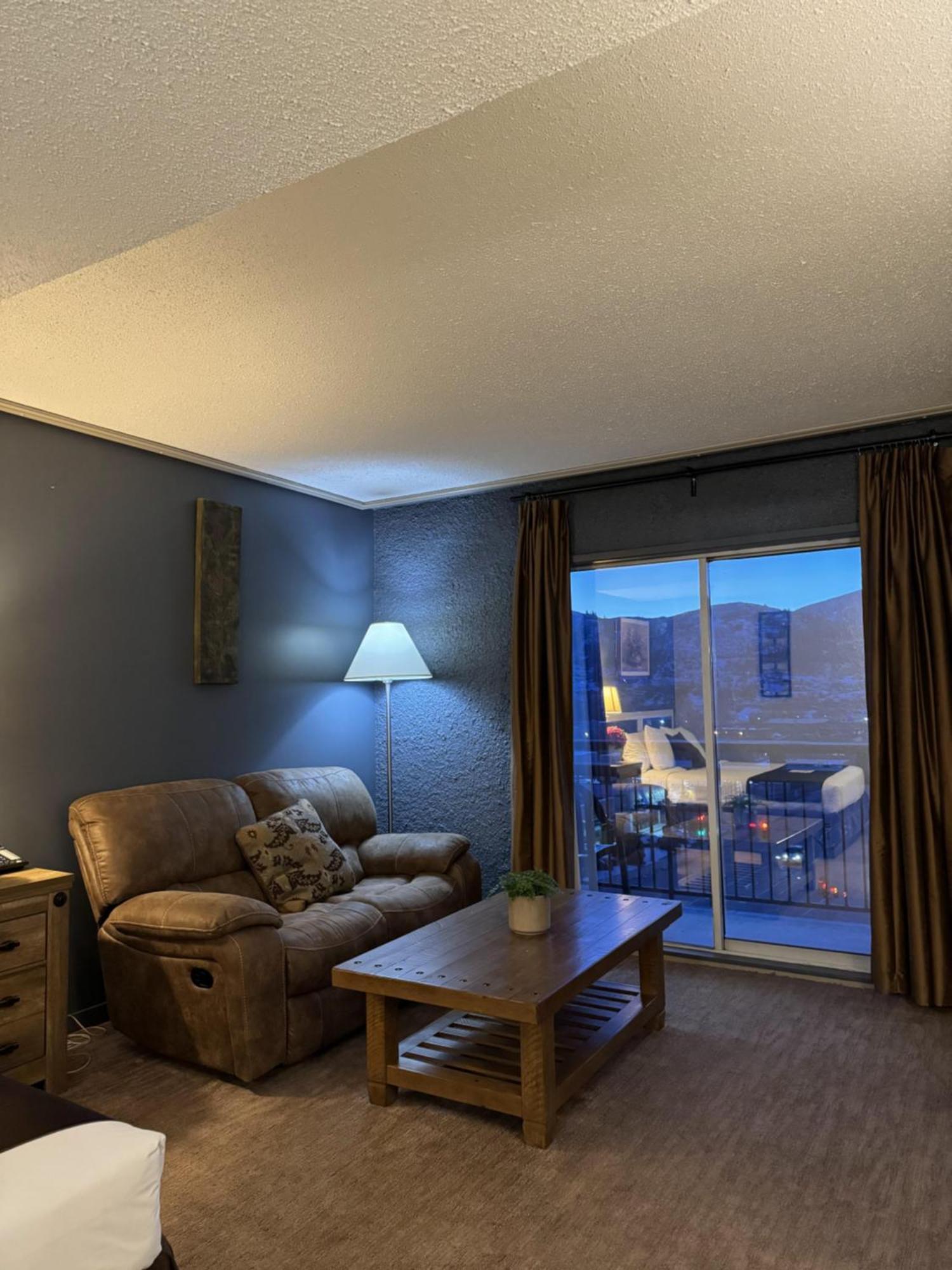 Divya Sutra Plaza And Conference Centre, Vernon, Bc المظهر الخارجي الصورة