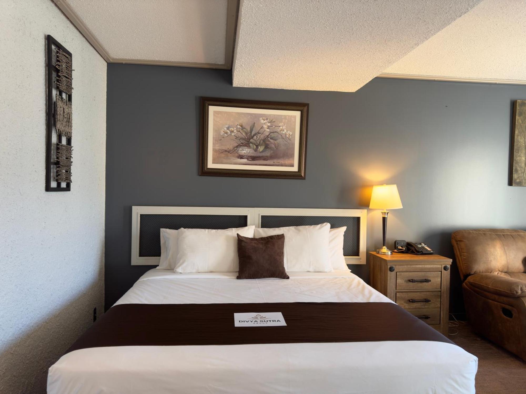 Divya Sutra Plaza And Conference Centre, Vernon, Bc المظهر الخارجي الصورة