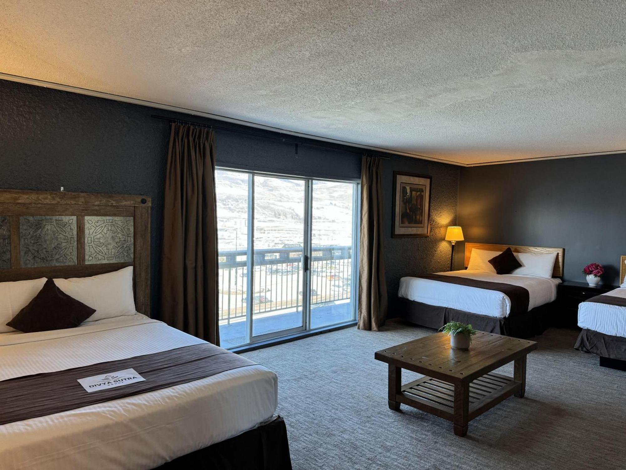 Divya Sutra Plaza And Conference Centre, Vernon, Bc المظهر الخارجي الصورة