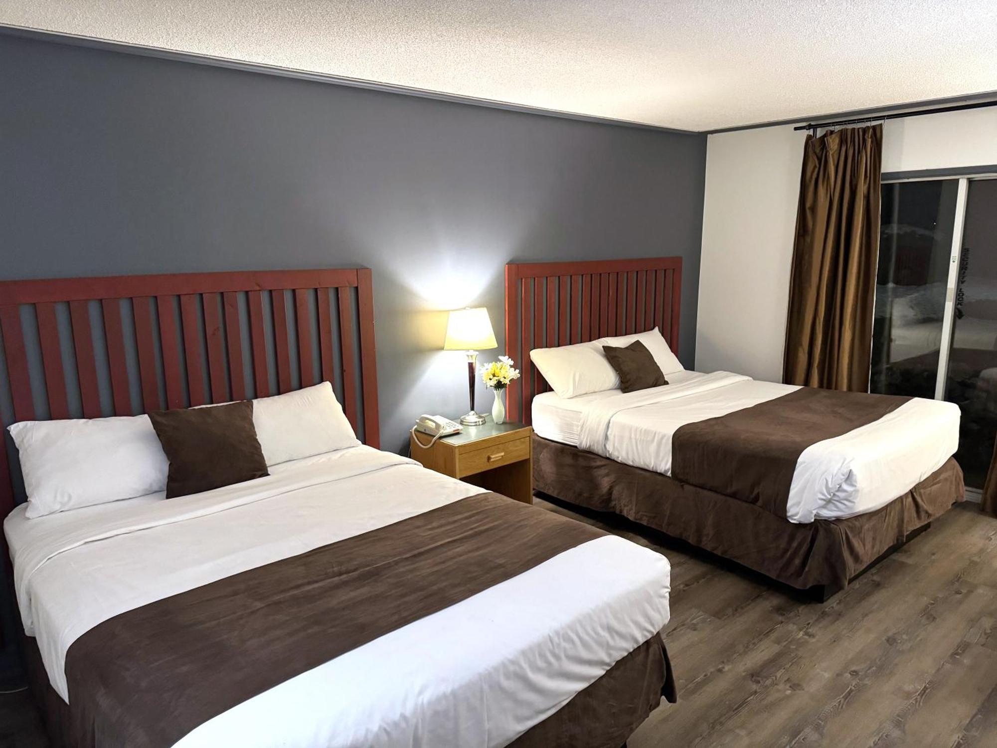 Divya Sutra Plaza And Conference Centre, Vernon, Bc المظهر الخارجي الصورة
