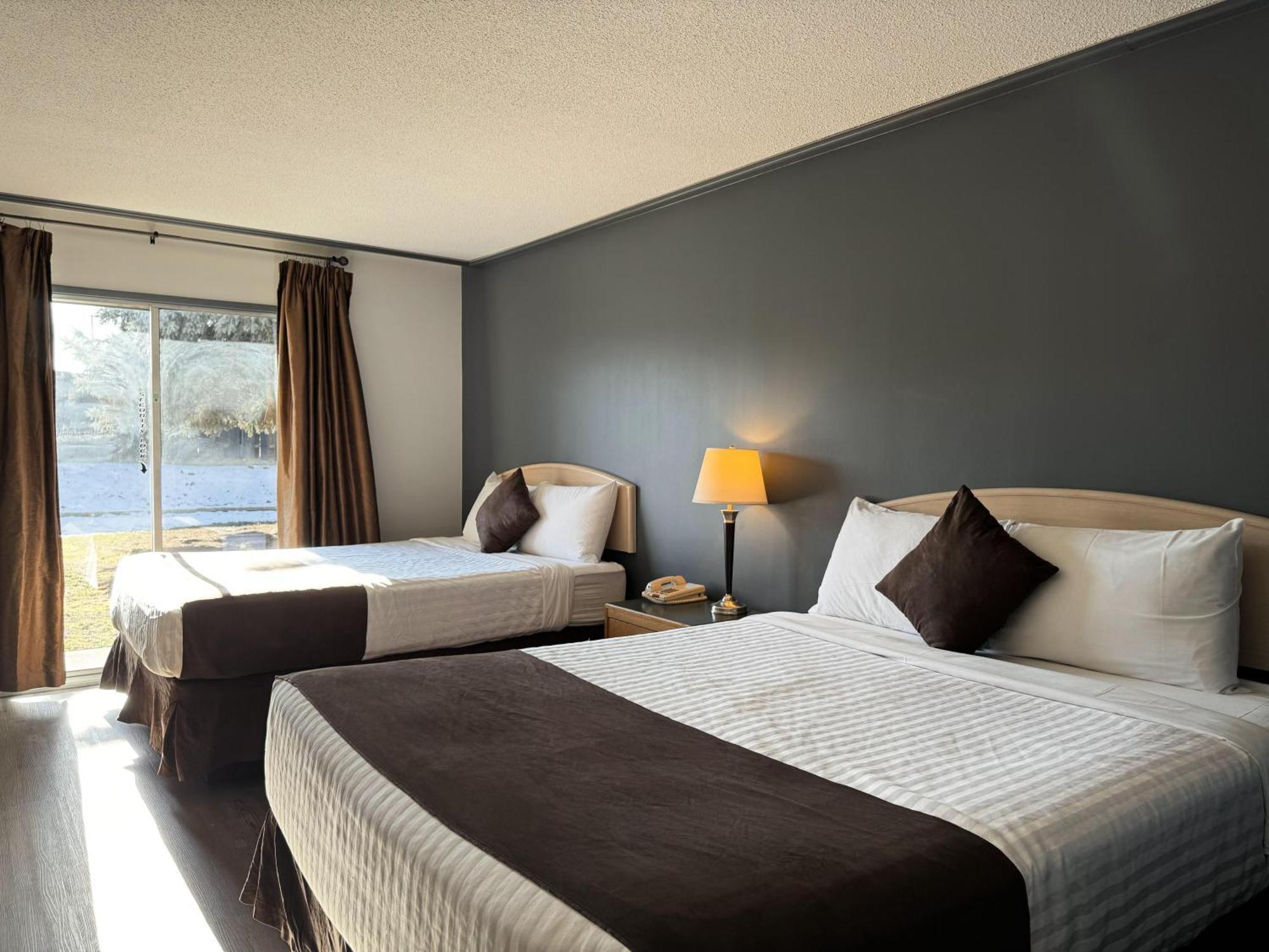 Divya Sutra Plaza And Conference Centre, Vernon, Bc المظهر الخارجي الصورة