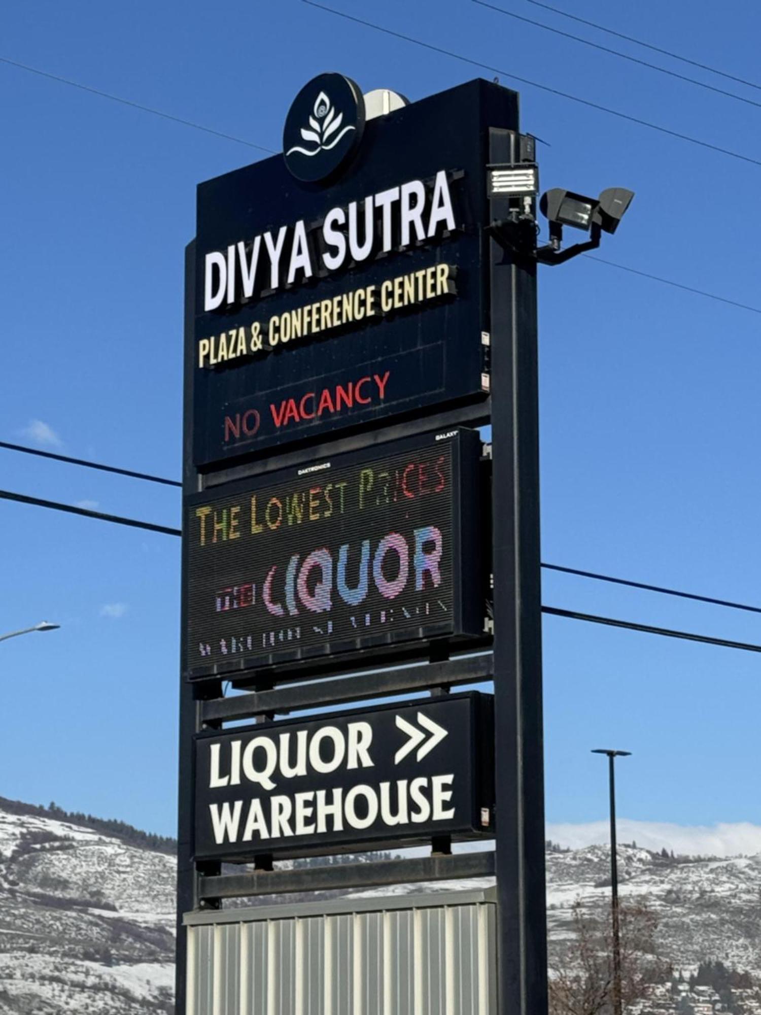 Divya Sutra Plaza And Conference Centre, Vernon, Bc المظهر الخارجي الصورة