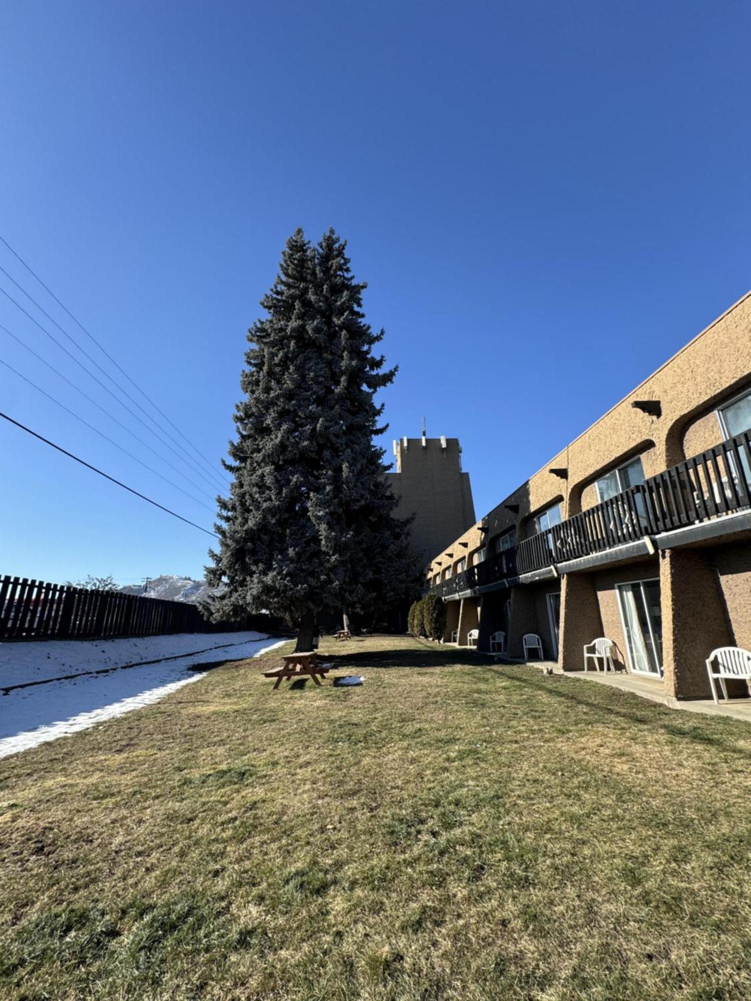 Divya Sutra Plaza And Conference Centre, Vernon, Bc المظهر الخارجي الصورة